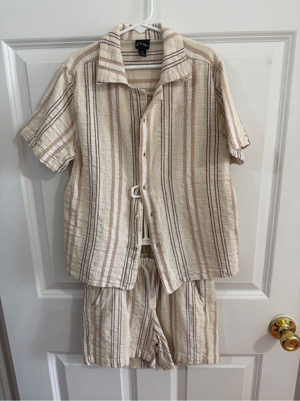 art class set Cream & Tan Striped Short-Sleeve Button-Up Shirt